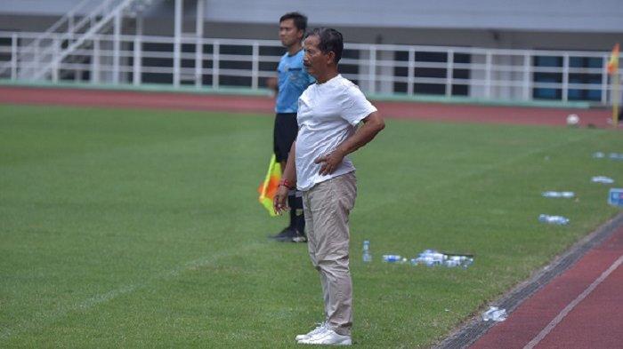 Pelatih Persikabo 1973, Djajang Nurdjaman memberi instruksi ke pemain muda menatap Liga 2 2024/2025.