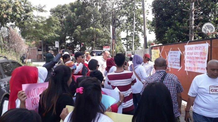 Unjuk rasa di depan rumah Rocky Gerung di Desa Bojongkoneng, Kecamatan Babakan Madang, Kabupaten Bogor diwarnai pelemparan, Minggu (6/8/2023) siang.