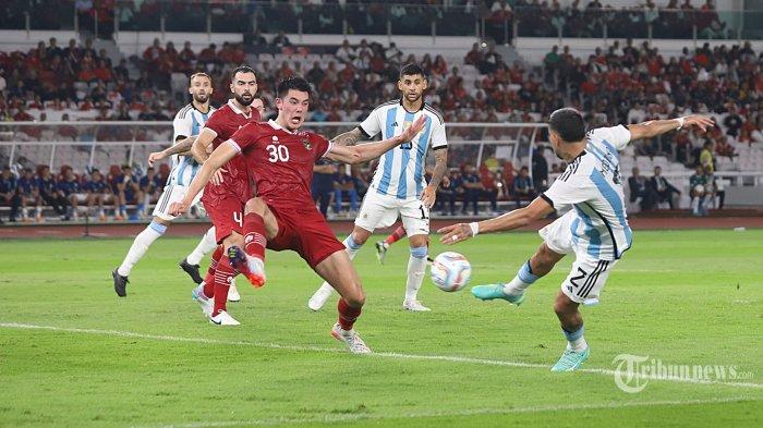 Pemain Timnas Indonesia Elkan Baggot berebut bola dengan pemain Argentina pada laga persahabatan FIFA Matchday di Stadion Utama Gelora Bung Karno (SUGBK), Senayan, Jakarta Pusat, Senin (19/6/2023).