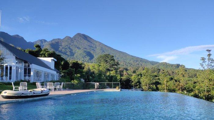 Pemandangan hotel di Bogor, Leuweung Geledegan Ecolodge. Cocok untuk kamu yang ingin staycation dengan suasana hutan.