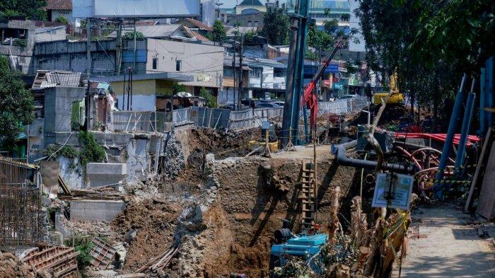 Proses pembangunan jembatan Otto Iskandardinata (Otista), Kecamatan Bogor Tengah, Kota Bogor sudah memasuki minggu ke-12 sejak dimulai pada 1 Mei 2023. Saat ini progresnya mengalami deviasi positif dari target yang sudah ditentukan.