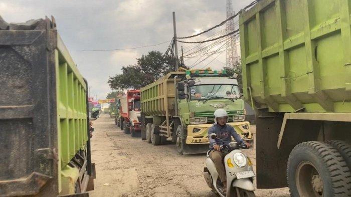 Pemkab Bogor dan Tangerang bakal gelar operasi gabungan halau truk tambang yang melanggar aturan, Senin (8/1/2024). (Muamarrudin Irfani)