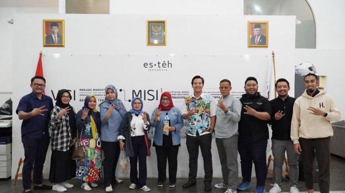 Pemerintah Kota (Pemkot) Bogor bersama Esteh Indonesia melakukan penandatanganan kerja sama Penataan Kawasan Perpustakaan dan Galeri Kota Bogor, yang dilaksanakan di Esteh Specialtea, Jalan Adnan Wijaya, Kecamatan Bogor Utara, Kota Bogor, Selasa (1/8/2023) sore.