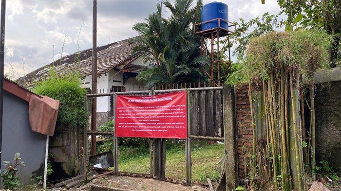 VIRAL RUMAH ARTIS - Penampakan rumah artis Atalarik Syah usai dibongkar buntut sengketa di wilayah Kecamatan Cibinong, Kabupaten Bogor, Jumat (16/5/2025).
