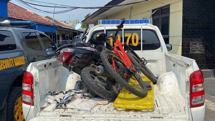 Penampakan sepeda motor usai ditabrak angkot di Jalan Ahmad Yani, Kecamatan Tanah Sareal, Kota Bogor, Jumat (10/5/2024).