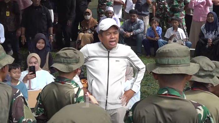 DEDI MULYADI & SISWA - Tangkapan layar KDM Channel, Minggu (18/5/2025). KDM dengarkan pengakuan siswa SMP di Purwakarta yang telah menjalani pendidikan di barak militer sebelum dipulangkan