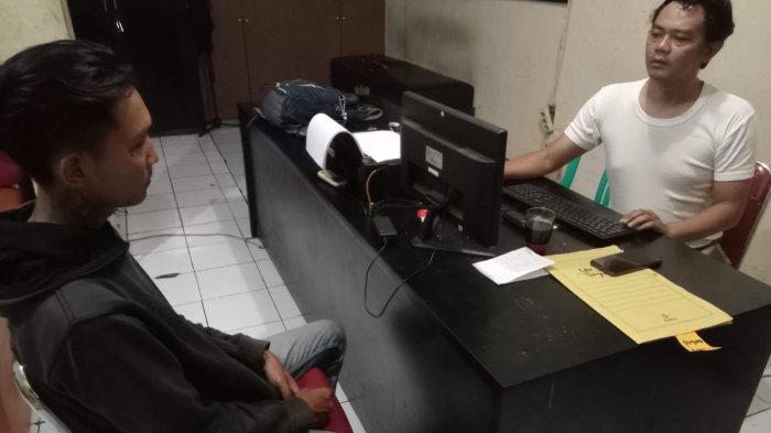 Pengamen viral yang merusuh di dalam angkot saat diperiksa oleh penyidik Polsek Bogor Tengah usai merusuh, Minggu (23/2/2025).