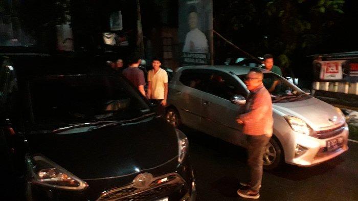 Pengendara terjebak antrean penutupan imbas one way di Jalan Raya Puncak, Kabupaten Bogor.