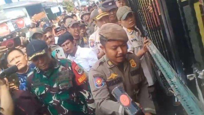 Penggembokan SDN Utan Jaya, Kota Depok, membuat para siswa dan guru sulit menggelar kegiatan belajar mengajar