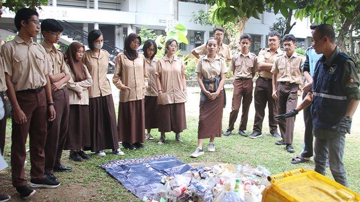 Penyuluhan tentang pengolahan sampah di SMAN 6 Kota Bogor, Selasa (23/7/2024).