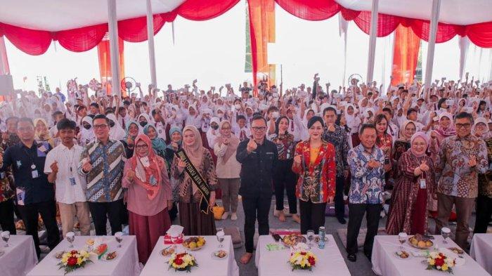 Penyerahan buku tabungan Simpel secara simbolis dilakukan Wali Kota Bogor, Bima Arya dan Kepala Eksekutif Pengawas Perilaku Pelaku Usaha Jasa Keuangan, Edukasi dan Perlindungan Konsumen OJK, Friderica Widyasari Dewi di Plaza Balai Kota Bogor, Selasa (25/7/2023).