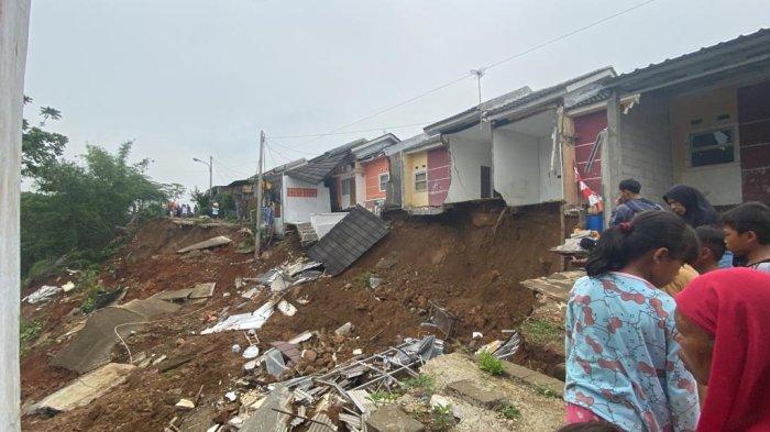 Rumah warga di Perumahan Grand Viona mengalami kerusakan akibat longsor, Jumat (1/12/2023). (Muamarrudin Irfani).
 