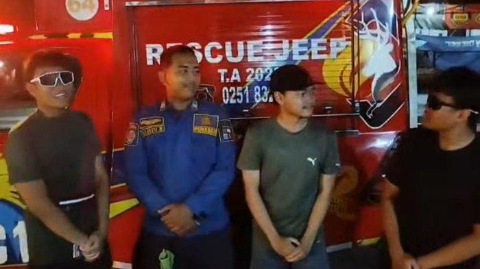 Petugas Damkar Kota Bogor bersama tiga pemuda yang meminta bantuan karena kelelahan dan tak punya ongkos usai olahraga lari