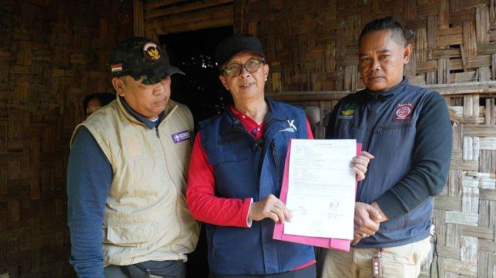 Petugas melakukan assessment terhadap pasangan lansia yang terlantar di wilayah Desa Cibunian, Kecamatan Pamijahan, Kabupaten Bogor