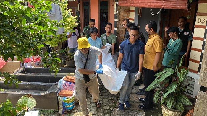 Petugas mengevakuasi jasad Nurul Azmi (36) di Jalan Johar Cimanggu 3 RT 001 RW 004, Kelurahan Kedung Waringin, Kecamatan Tanah Sareal, Kota Bogor, Kamis (28/3/2024).
