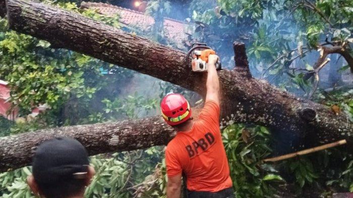 Diterjang Hujan Deras dan Angin Kencang,10 Rumah Warga di Rumpin Bogor Rusak