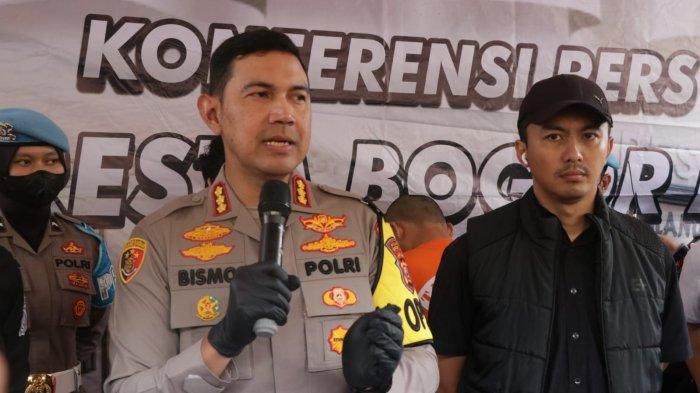 Kapolresta Bogor Kota Polda Jabar, Kombes Pol Bismo Teguh Prakoso menggelar press conference dalam pengungkapan kasus penangkapan pria yang membawa senjata tajam di Mako Polresta Bogor Kota Jalan Kapten Muslihat Kota Bogor, Selasa (30/4/2024).