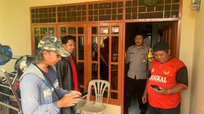 Polisi lakukan olah TKP rumah warga Kampung Leuwikopo, Desa Babakan, Kecamatan Dramaga, Kabupaten Bogor yang disantroni pencuri