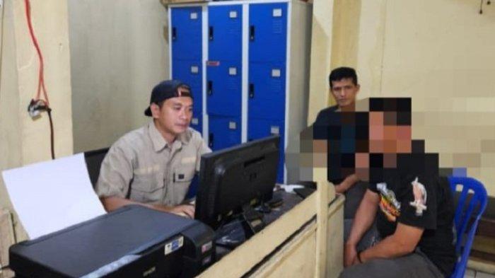 Polisi melakukan pemeriksaan terhadap seorang pria yang diduga melakukan pungli di Curug Ciparay, Kecamatan Pamijahan, Kabupaten Bogor