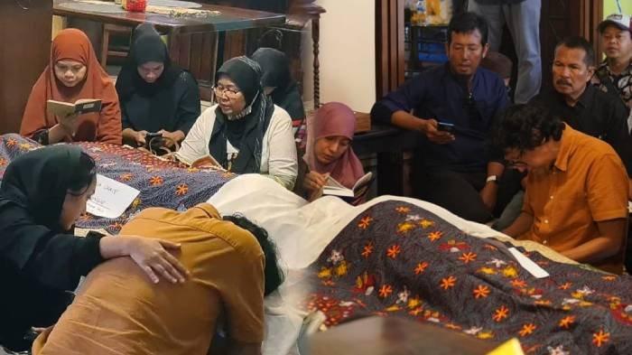 Potret Ikang Fawzi menangis pilu di depan jasad istrinya, Marissa Haque. Almarhum meninggal dunia pada Rabu (2/10/2024) dini hari.