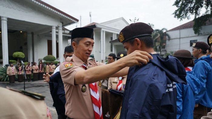Para peserta secara simbolis dilepas oleh Ketua Kwarcab Gerakan Pramuka Kota Bogor, Dedie A. Rachim di Plaza Balai Kota Bogor, Rabu (26/7/2023).