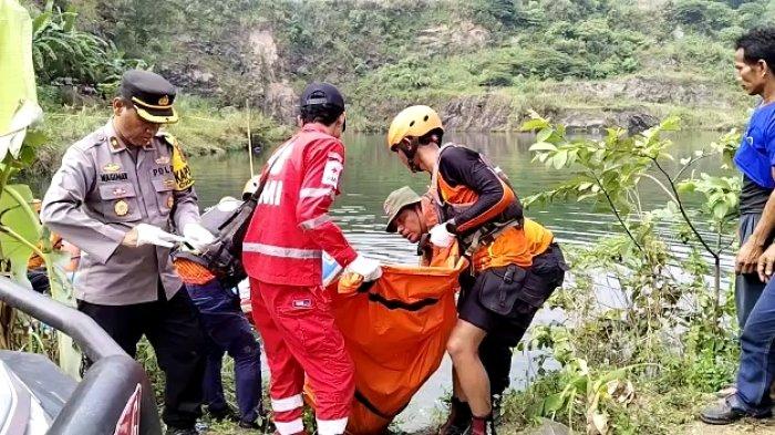 Proses evakuasi korban tenggelam akibat ritual maut di Danau Quarry, Desa Tegalega, Kecamatan Cigudeg, Kabupaten Bogor (