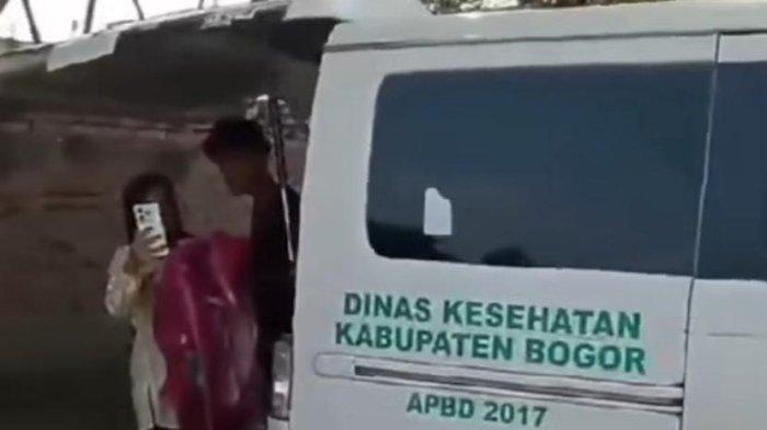 Proses persalinan seorang ibu hamil asal Parungpanjang, Kabupaten Bogor di dalam mobil ambulans.