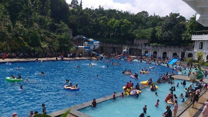 Puluhan Pengunjung Berenang di Kolam Renang Cisarua Green World Adventure, Kecamatan Megamendung, Kabupaten Bogor, Jumat (30/6/2023).