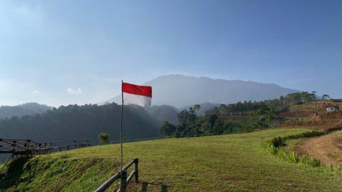 Puncak Halimun Camp Bogor merupakan salah satu tempat wisata camping yang menarik karena menyuguhkan pemandangan 2 gunung sekaligus.