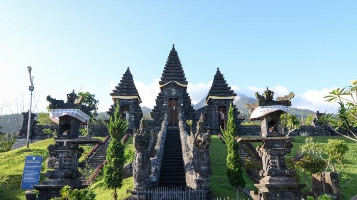 Pura Parahyangan Agung Jagatkartta merupakan salah satu tempat wisata religi di Bogor dengan vibes seperti di Bali.