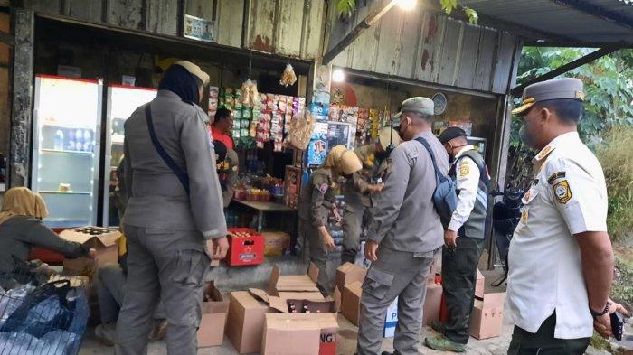 Ratusan botol minuman keras (miras) disita Satpol PP dalam operasi pekat di sejumlah warung kelontong di kawasan Gunungsindur, Kabupaten Bogor.