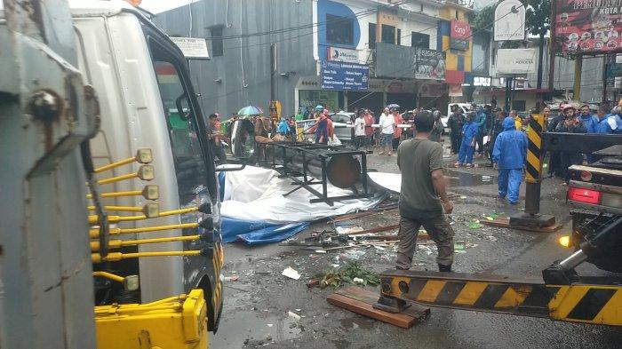 Reklame iklan yang roboh di Taman Corat-Coret, Kecamatan Bogor Utara, Kota Bogor, Kamis (30/11/2023).