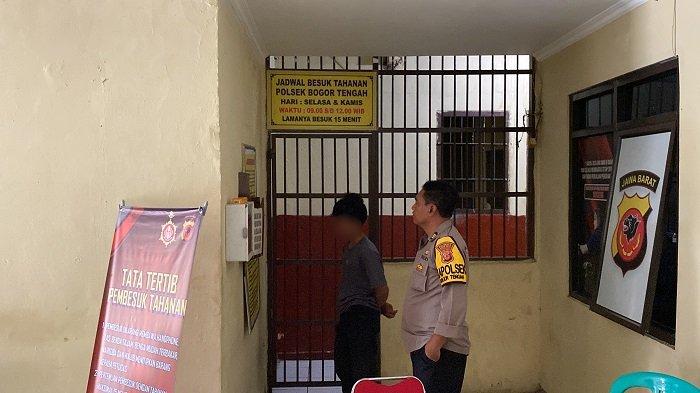 Remaja berinisial T (18) yang menusuk Ibu Tn (55) di Kampung Kecil, Gang Pasama RT 003 RW 007, Kelurahan Ciwaringin, Kecamatan Bogor Tengah, Kota Bogor,  sudah berada di Kantor Polsek Bogor Tengah, Rabu (8/5/2024).