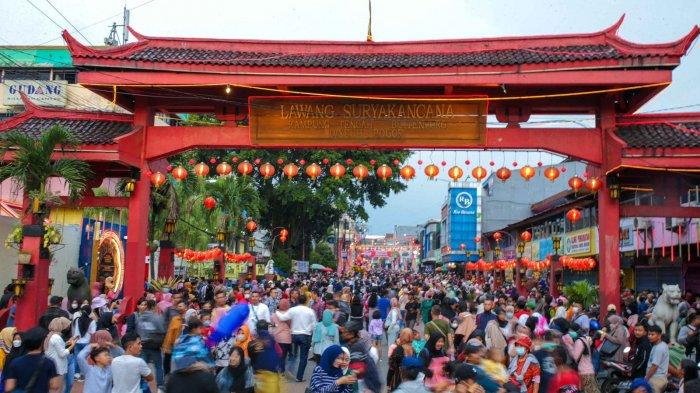 Sejak, Sabtu (11/6/2022) siang hingga malam, ribuan warga tumpah ruah antusias menyaksikan Suryakencana Festival 2022 (Surken Fest) yang digelar Pemerintah Kota (Pemkot) Bogor sepanjang Jalan Suryakencana, mulai dari Lawang Suryakencana hingga Gang Aut.