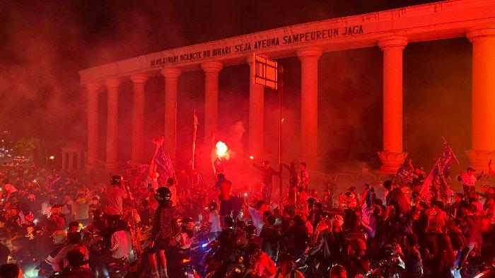 PERSIB JUARA LIGA 1 - Ribuan bobotoh padati Tugu Kujang Kota Bogor untuk merayakan juara Persib Bandung, Jumat (9/5/2025) malam.
