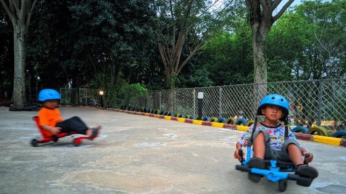 Pengunjung naik wahana Ezy Roller di Rivera, Kecamatan Bogor Selatan, Kota Bogor, Sabtu (23/3/2024).