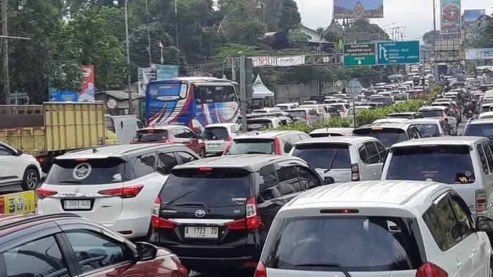 PUNCAK BOGOR - Ruas Jalan Ciawi, Simpang Gadog, mengalami kemacetan akibat antrean kendaraan yang hendak masuk ke kawasan wisata Puncak saat libur Tahun Baru Islam atau long weekend, Sabtu (28/6/2025).