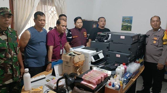 PENGGEREBEKAN PRODUKSI UANG PALSU - Rumah di Perum Griya Melati 1 Blok C3, Kecamatan Bogor Barat, Kota Bogor, digrebek aparat gabungan pada Rabu (9/4/2025) pagi tadi.