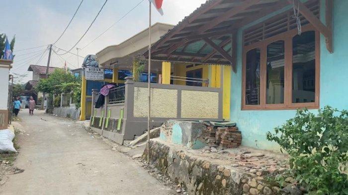 Rumah pasutri yang tewas bersama secara mengenaskan di Desa Curug, Kecamatan Jasinga, Kabupaten Bogor, Senin (7/8/2023).