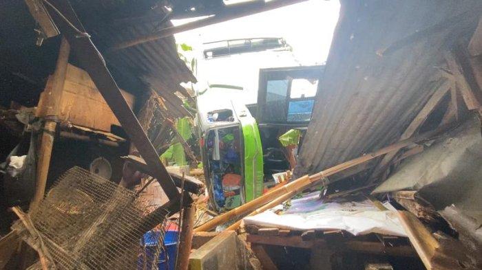 TribunnewsBogor.com/Muamarrudin Irfani
Kondisi rumah warga rusak akibat terpimpa bus yang terperosok ke jurang di Jalan Alternatif Citeko Taman Safari Indonesia (TSI), Desa Citeko Kecamatan Cisarua, Kabupaten Bogor, Sabtu (3/8/2024).