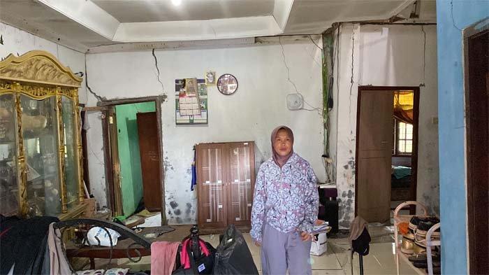 Rumah warga Kampung Curug, Desa Bojong Koneng, Kecamatan Babakanmadang, Kabupaten Bogor mengalami kerusakan berat akibat pergeseran tanah, Rabu (5/3/2025).