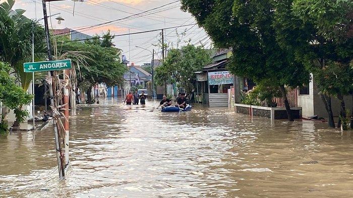 BANJIR DI BOGOR - Rumah warga terendam banjir di Perumahan Vila Nusa Indah 1, Desa Bojong Kulur, Kecamatan Gunungputri, Kabupaten Bogor, Selasa (4/3/2025). (Muamarrudin Irfani)