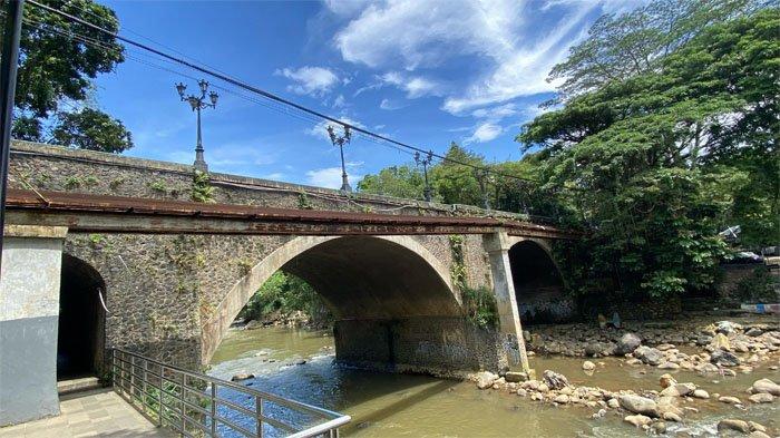 SEJARAH LAPANGAN SEMPUR - Foto bangunan tua di sekitar Lapangan Sempur, Rabu (30/4/2025). Lapangan Sempur juga erat kaitannya dengan perkembangan Kota Bogor sampai saat ini sejak jaman penjajahan Belanda. Mulai dari berkembangnya pemukiman warga Eropa, sampai pernah menjadi tempat pidatonya Presiden Pertama Republik Indonesia yakni Ir. Soekarno.