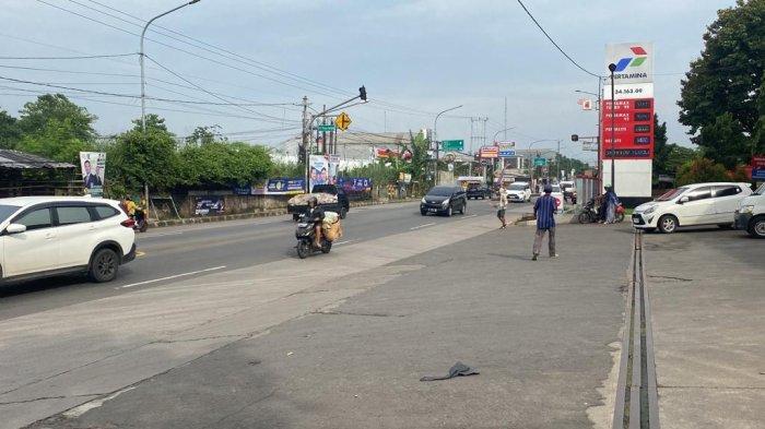 Lokasi pembacokan seorang pria hingga tewas di depan SPBU yang berada di Jalan Raya Parung, Kecamatan Kemang, Kabupaten Bogor, Rabu (3/1/2024).