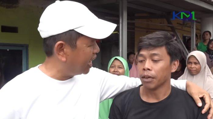 Sadikun, paman saka tatal saat berbincang dengan Dedi Mulyadi