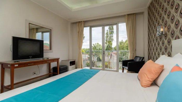 Salah satu kamar yang ditawarkan Sans Hotel Bogor Indah Nirwana Puncak. Di hotel di Bogor ini pengunjung dapat menikmati pemandangan melalui balkon.