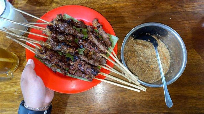 KULINER BOGOR - Sate Maranggi SN4444 di Ciawi Bogor menjadi favorit bagi semua orang yang menyukai makanan khas Sunda, Sate Maranggi lebih enak di campur dengan sambal oncomnya yang gurih dengan dilengkapi nasi, lontong maupun ketan bakar.