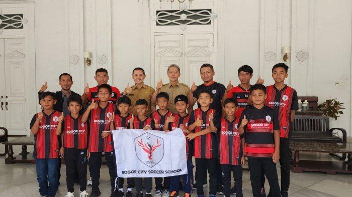 Tim sepakbola usia dini Kota Bogor berhasil meraih peringkat ke-3 terbaik dari 24 tim se-Jawa Barat dalam Kategori Gold pada ajang turnamen Piala Gubernur Jawa Barat 2023.