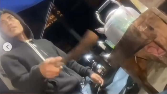Sebuah video dinarasikan diduga preman yang melakukan pemalakan ke penjual gorengan, viral di media sosial