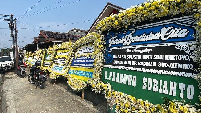Sejumlah karangan bunga di rumah duka ibu kandungnya Budiman Sudjatmiko yakni Hj Sri Sulastri yang meninggal dunia di Kebon Pedes, Kota Bogor, Kamis (18/7/2024).